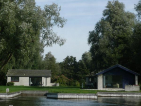 Bungalow on a private island in the Loosdrechtse Plassen